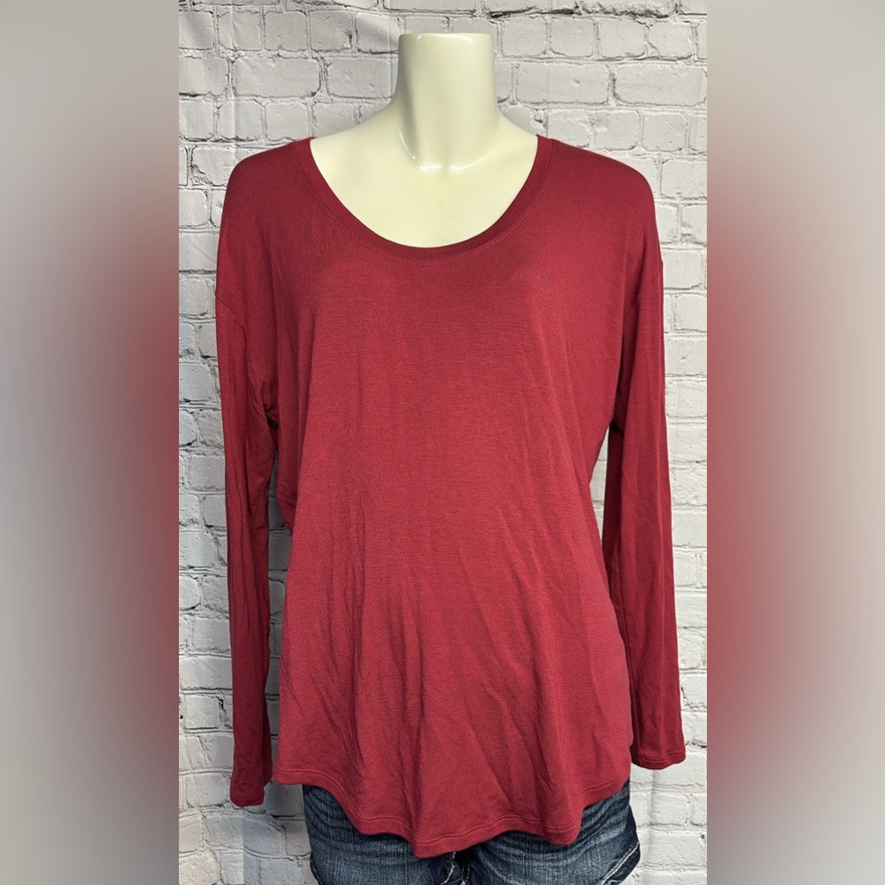 Women’s medium Athleta Cloudlight Stratus top